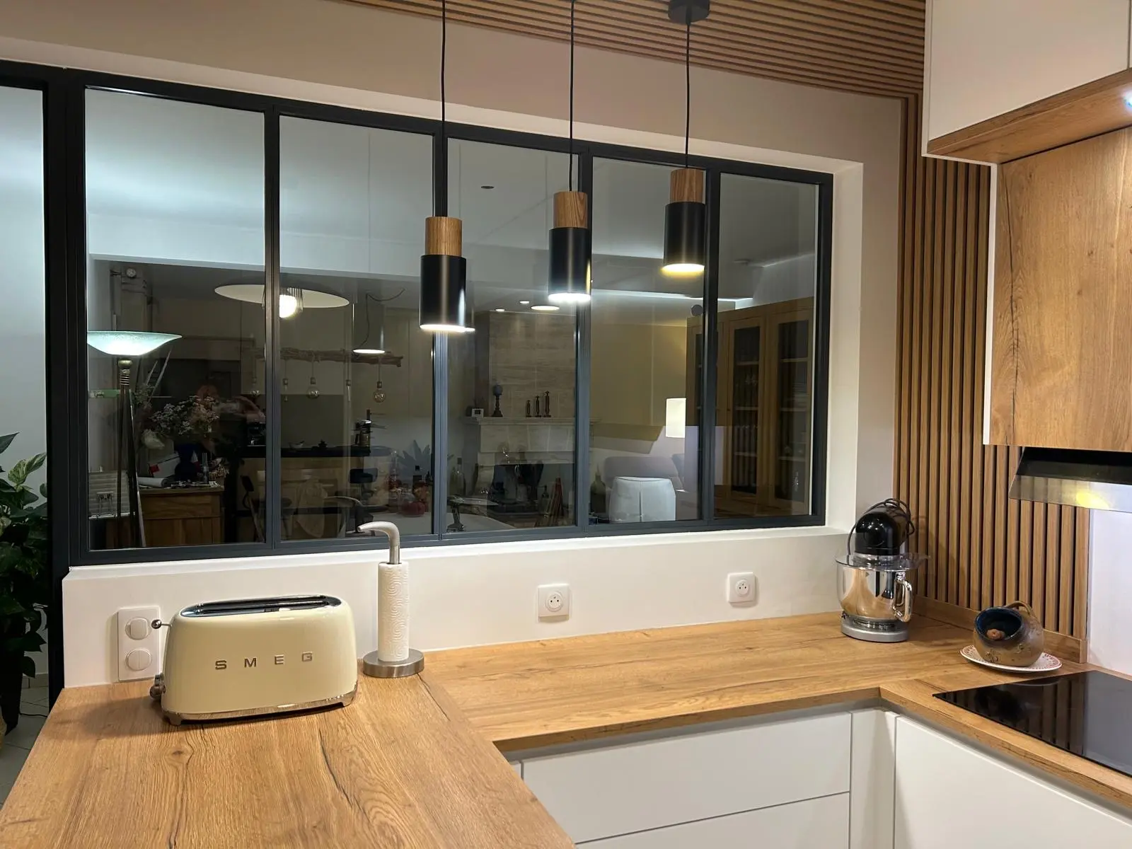 Plan de travail stratifié imitation bois dans une cuisine sur mesure à Marly-le-Roi