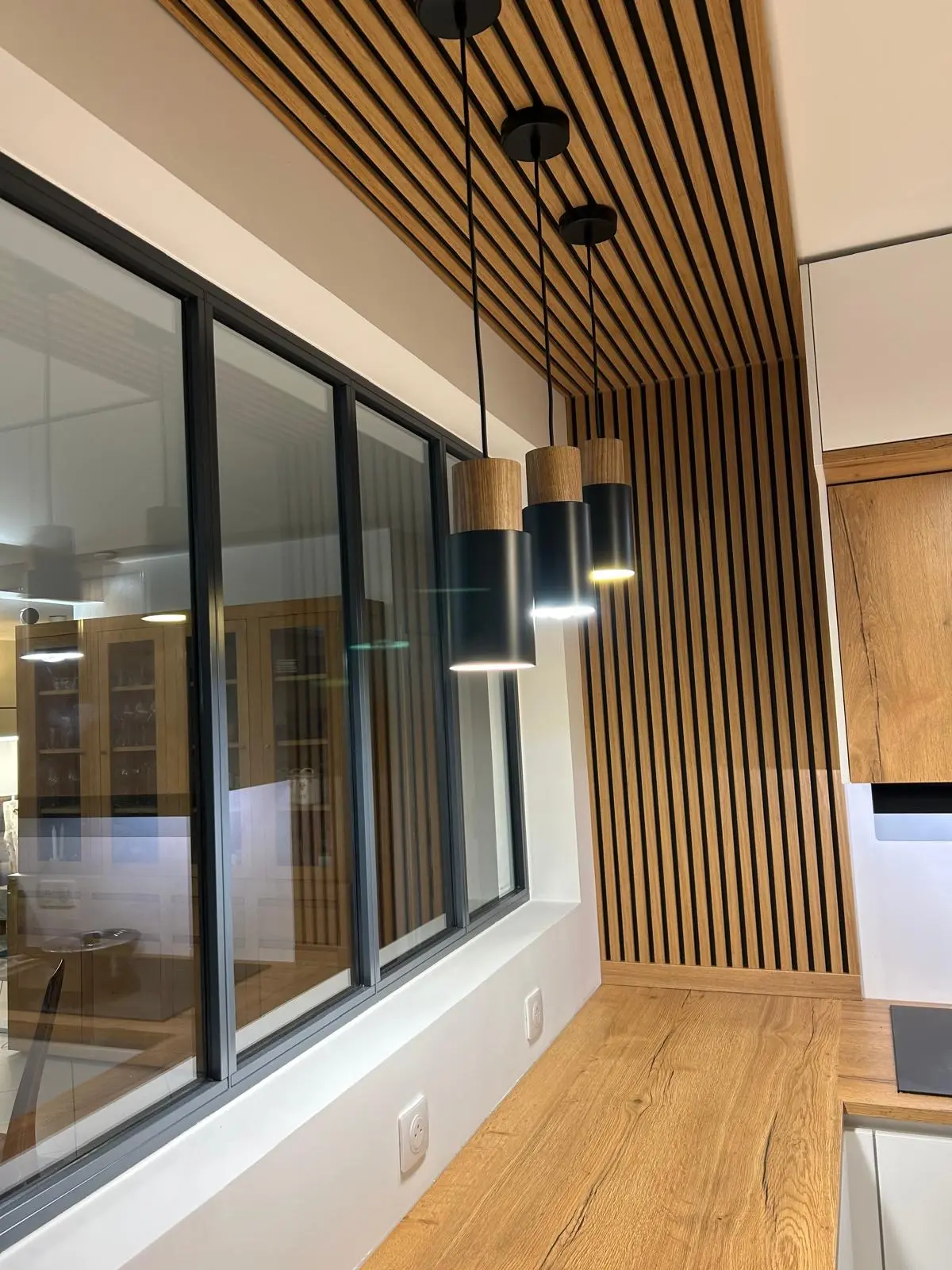 Éclairage et finitions d’une cuisine sur mesure réalisée à Marly-le-Roi