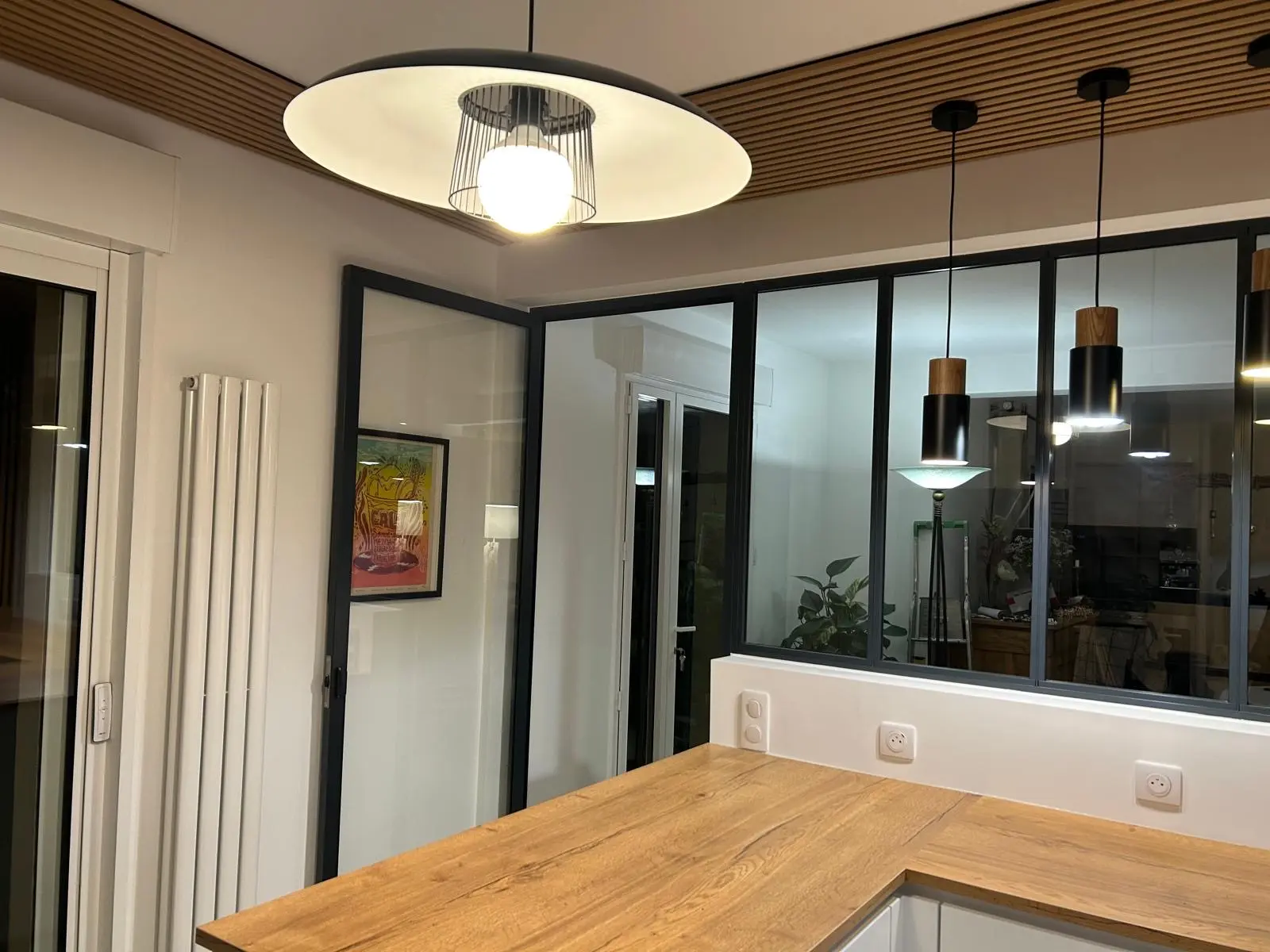 Éclairage et finitions d’une cuisine sur mesure réalisée à Marly-le-Roi