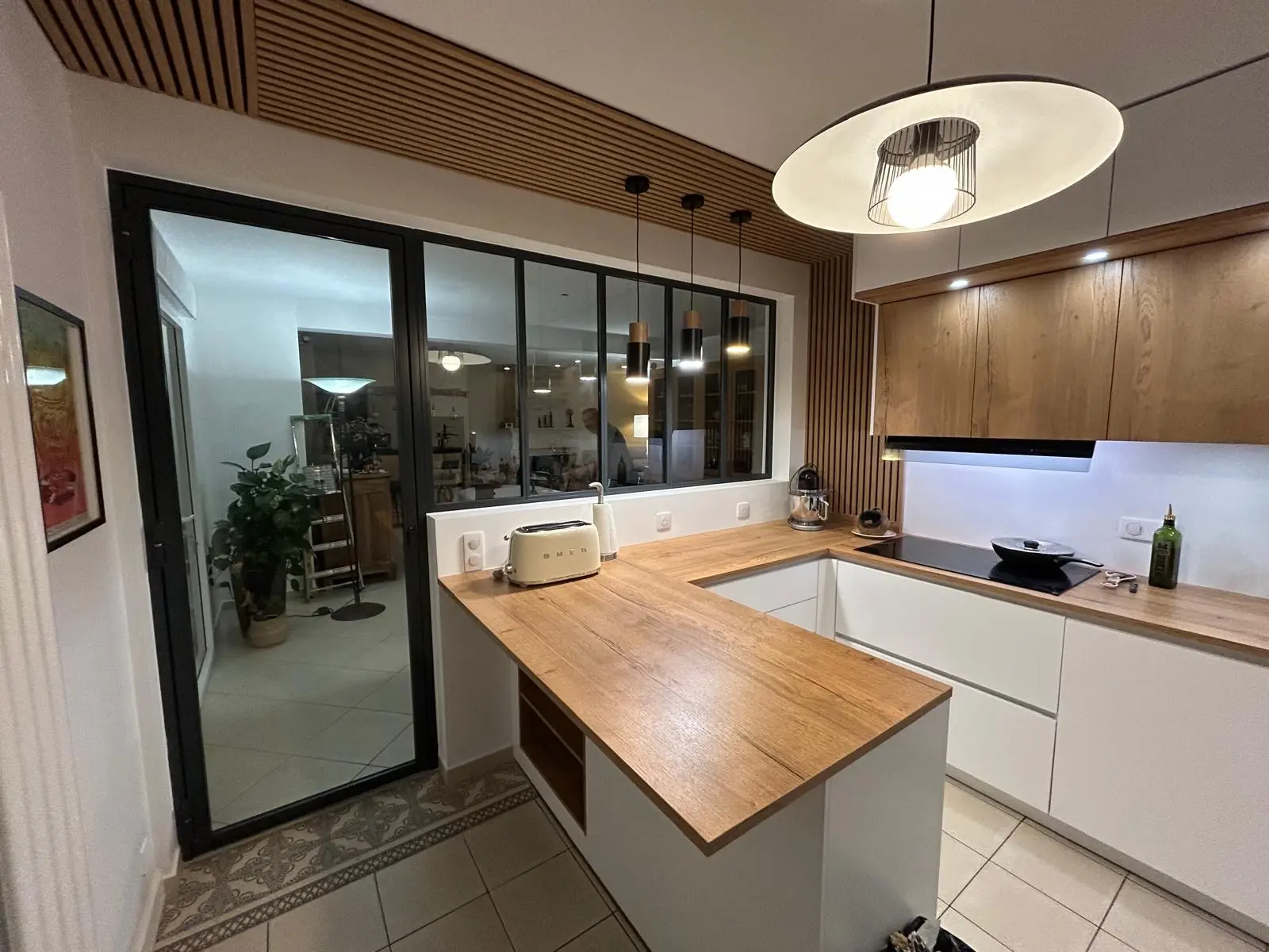 Cuisine sur mesure à Marly-le-Roi avec plan de travail effet bois et façades acryliques